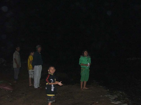 Sóng dữ liên tục “tập kích”, uy hiếp gần 100 hộ dân - 1 Sóng dữ liên tục “tập kích”, uy hiếp gần 100 hộ dân - 1