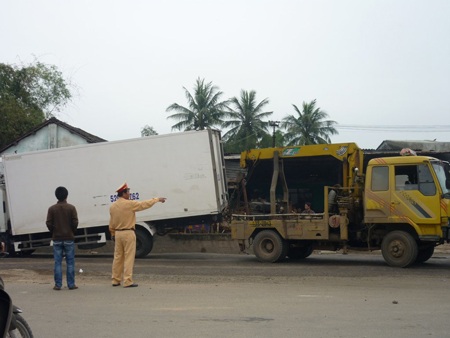 Cụ bà nguy kịch vì bị xe máy đâm - 4