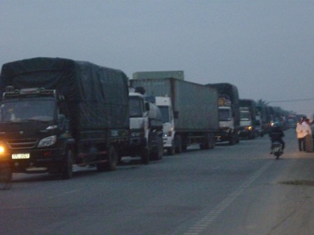 Cụ bà nguy kịch vì bị xe máy đâm - 3