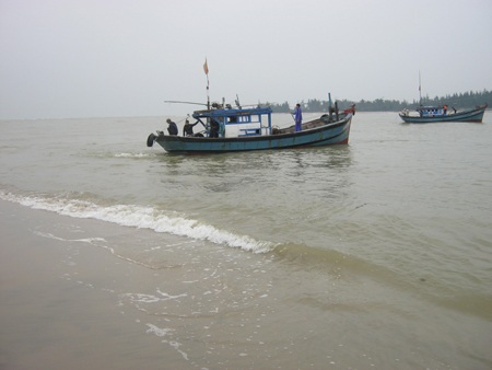 Một ngư dân mất tích vì lật thúng chai - 1