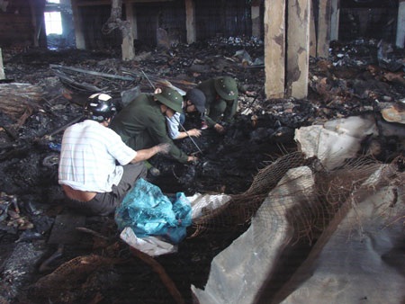 Bới đống tro tàn, tiểu thương tìm lại được hơn 50 cây vàng - 1