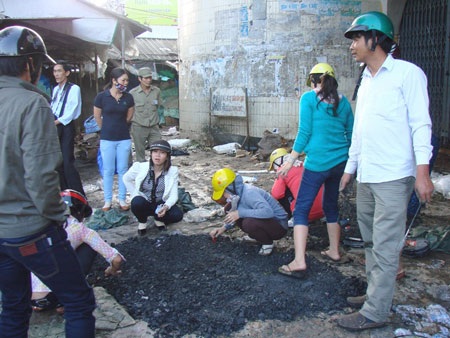 Bới đống tro tàn, tiểu thương tìm lại được hơn 50 cây vàng - 2