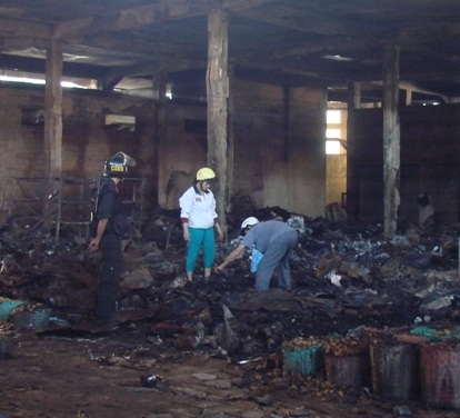 Bới đống tro tàn, tiểu thương tìm lại được hơn 50 cây vàng - 13