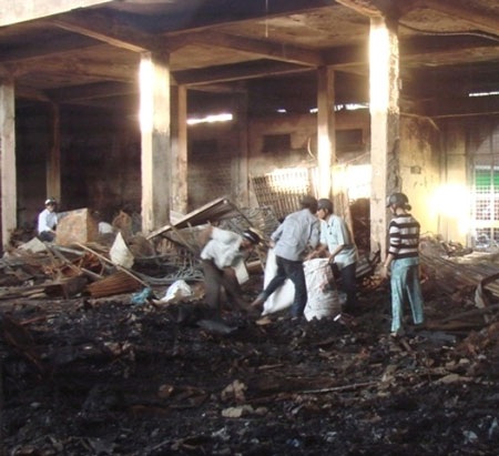 Bới đống tro tàn, tiểu thương tìm lại được hơn 50 cây vàng - 5