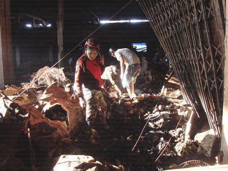 Bới đống tro tàn, tiểu thương tìm lại được hơn 50 cây vàng - 6