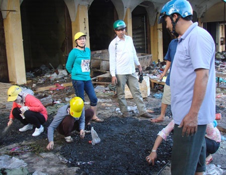 Bới đống tro tàn, tiểu thương tìm lại được hơn 50 cây vàng - 7