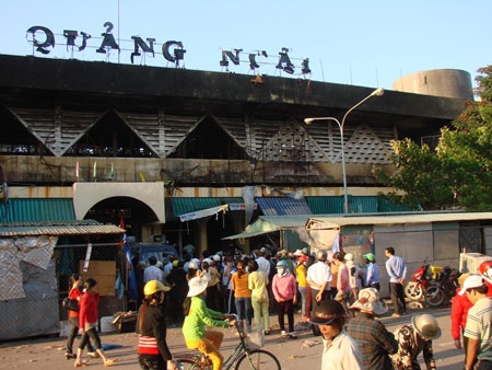 Bới đống tro tàn, tiểu thương tìm lại được hơn 50 cây vàng - 14