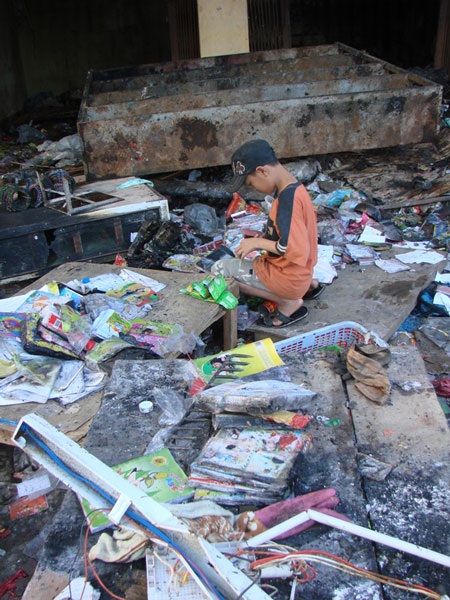 Bới đống tro tàn, tiểu thương tìm lại được hơn 50 cây vàng - 9