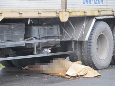 Tông vào xe tải, 1 người chết thảm - 1 Tông vào xe tải, 1 người chết thảm - 1