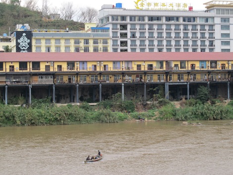 Vượt biên trái phép đầu nguồn sông Hồng: Ba phút bất trắc