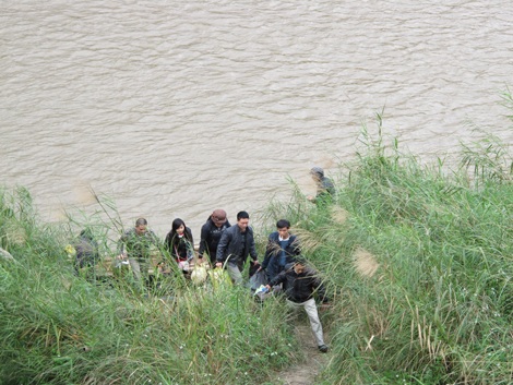 Vượt biên trái phép đầu nguồn sông Hồng: Ba phút bất trắc