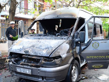 Xe ô tô 16 chỗ cháy đùng đùng khi đang đỗ - 1 Xe ô tô 16 chỗ cháy đùng đùng khi đang đỗ - 1