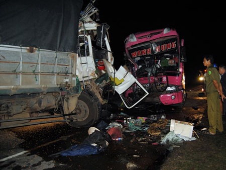 2 người chết, 25 người nhập viện vì tai nạn kinh hoàng