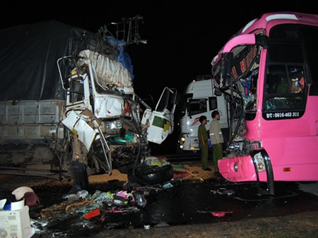 2 người chết, 25 người nhập viện vì tai nạn kinh hoàng
