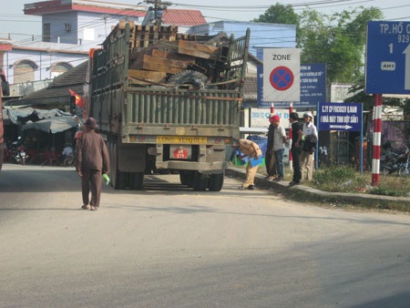 Tử vong vì bị xe container kéo lê hơn 50m - 1