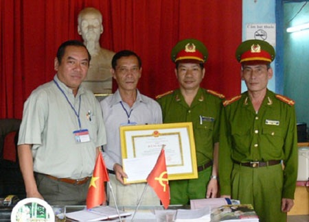 Khen thưởng PCT xã giúp công an truy bắt tội phạm - 1 Khen thưởng PCT xã giúp công an truy bắt tội phạm