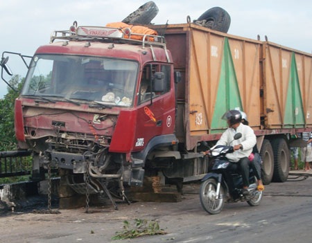 Ngủ gật, tài xế xe container đâm vào lan can cầu - 1 Ngủ gật, tài xế xe container đâm vào lan can cầu