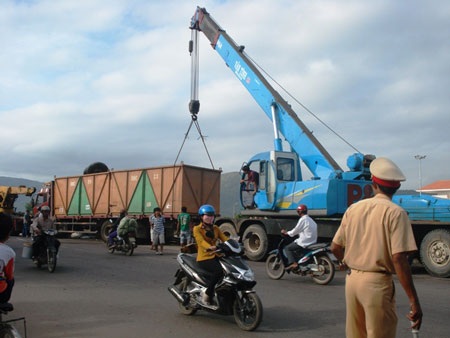 Ngủ gật, tài xế xe container đâm vào lan can cầu - 2 Ngủ gật, tài xế xe container đâm vào lan can cầu