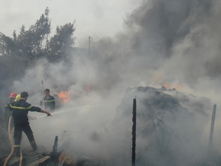 Cơ sở chăn ga gối biến thành đống tro tàn