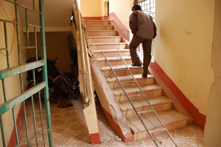 Hàng trăm người dân vây trụ sở, đánh cán bộ xã - 2 Hàng trăm người dân vây trụ sở, đánh cán bộ xã