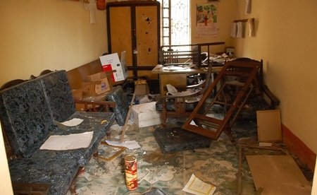 Hàng trăm người dân vây trụ sở, đánh cán bộ xã - 1 Hàng trăm người dân vây trụ sở, đánh cán bộ xã