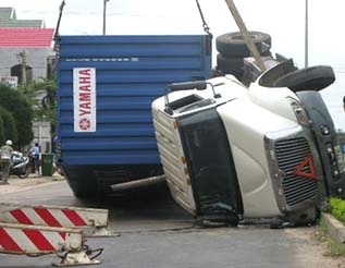 Xe container lật ngang gây ách tắc hơn 4 giờ