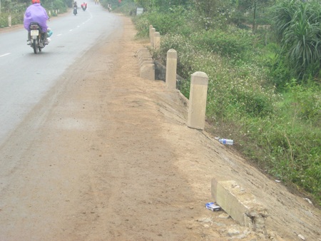 Vừa đi xe vừa nghe điện thoại, lộn xuống kênh tử vong