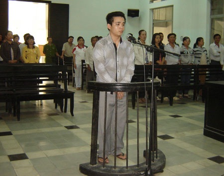 Bênh cha, con mang tội giết người - 1 Bênh cha, con mang tội giết người
