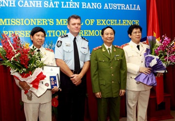 Hai tướng Việt Nam được trao tặng Huân chương Ưu tú Australia 