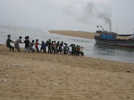 Hơn 30 chiến sĩ kéo 3 tàu cá mắc cạn ở cửa biển