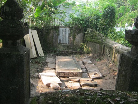 Dân phẫn nộ vì hành vi đào trộm mộ cổ gần 300 năm tuổi - 2 Dân phẫn nộ vì hành vi đào trộm mộ cổ gần 300 năm tuổi