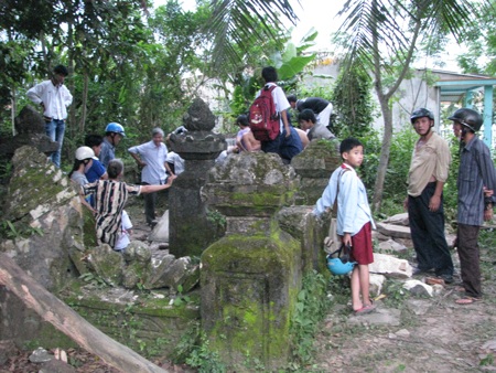 Dân phẫn nộ vì hành vi đào trộm mộ cổ gần 300 năm tuổi - 4 Dân phẫn nộ vì hành vi đào trộm mộ cổ gần 300 năm tuổi