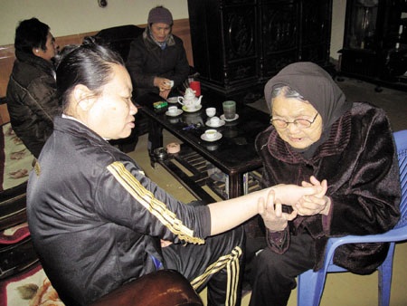 Cụ bà 92 tuổi với đôi tay “báu vật” - 2 Cụ bà 92 tuổi với đôi tay “báu vật”
