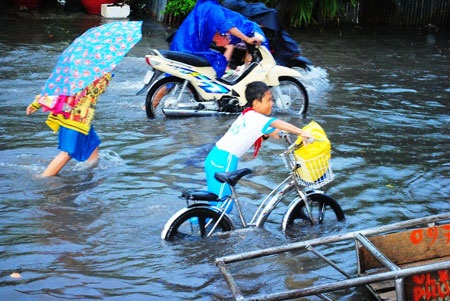 Mưa trái mùa gây ngập nặng giữa mùa khô