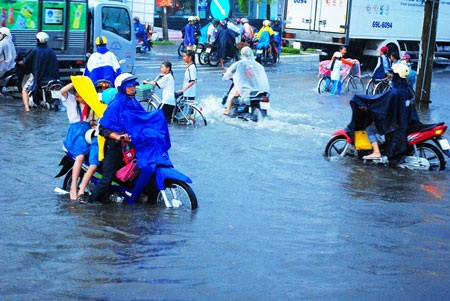 Mưa trái mùa gây ngập nặng giữa mùa khô
