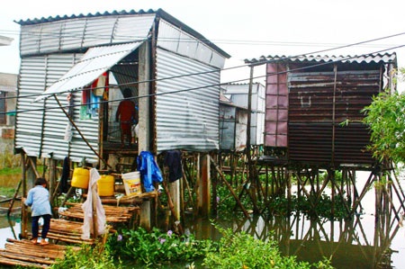 Đột nhập xóm “nhà sàn” trên.... mặt nước - 2