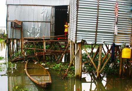 Đột nhập xóm “nhà sàn” trên.... mặt nước - 3