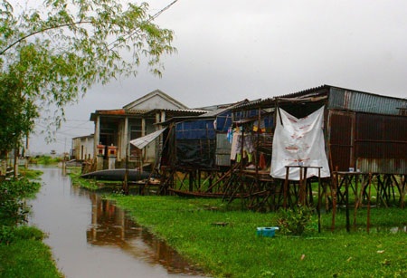 Đột nhập xóm “nhà sàn” trên.... mặt nước - 1