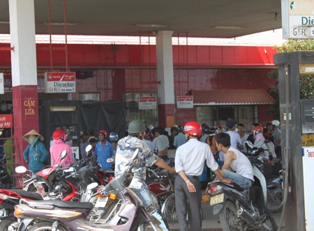 7 côn đồ nổ súng, quậy tung cây xăng - 1 7 côn đồ nổ súng, quậy tung cây xăng