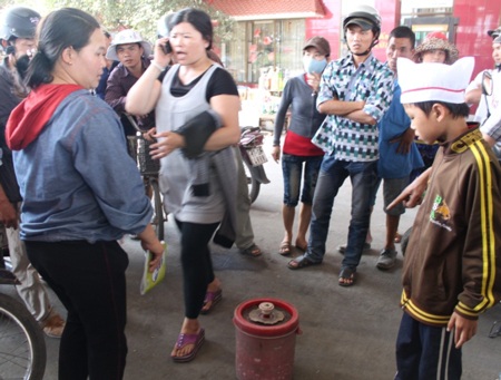 7 côn đồ nổ súng, quậy tung cây xăng - 5 7 côn đồ nổ súng, quậy tung cây xăng