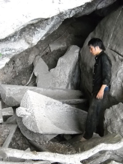 Hang động chứa nhiều quan tài cổ treo trên vách núi