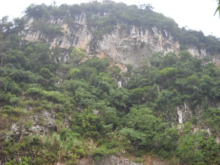 Hang động chứa nhiều quan tài cổ treo trên vách núi