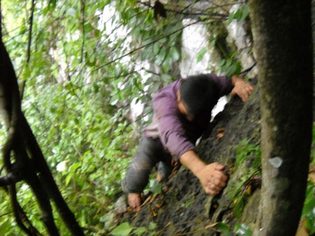 Hang động chứa nhiều quan tài cổ treo trên vách núi