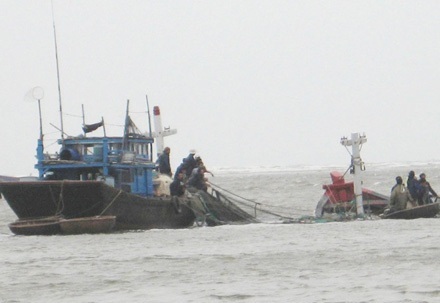 Hai tàu cá hỏng máy, 23 ngư dân trôi dạt trên biển - 1 Hai tàu cá hỏng máy, 23 ngư dân trôi dạt trên biển