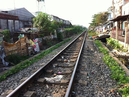 Nghe nhạc trên đường sắt, bị tàu tông trước ngày cưới - 1 Nghe nhạc trên đường sắt, bị tàu tông trước ngày cưới