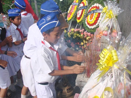 Tiếng đàn vĩ cầm và 504 bông hoa hồng tưởng niệm thảm sát Sơn Mỹ - 1 Tiếng đàn vĩ cầm và 504 bông hoa hồng tưởng niệm thảm sát Sơn Mỹ