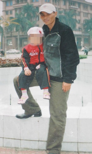 Thấm đẫm tình đời chuyện vợ chồng sinh con trong trại giam 