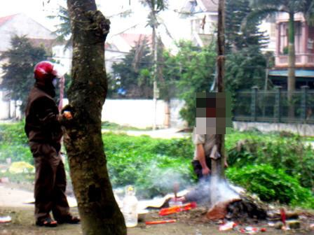 Thanh niên liệt hai chân chết trong tư thế treo cổ - 1 Thanh niên liệt hai chân chết trong tư thế treo cổ