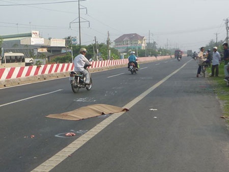 Xác chết nữ biến dạng trên QL1A