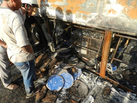 Xe giường nằm cháy trơ khung, 30 hành khách thoát chết